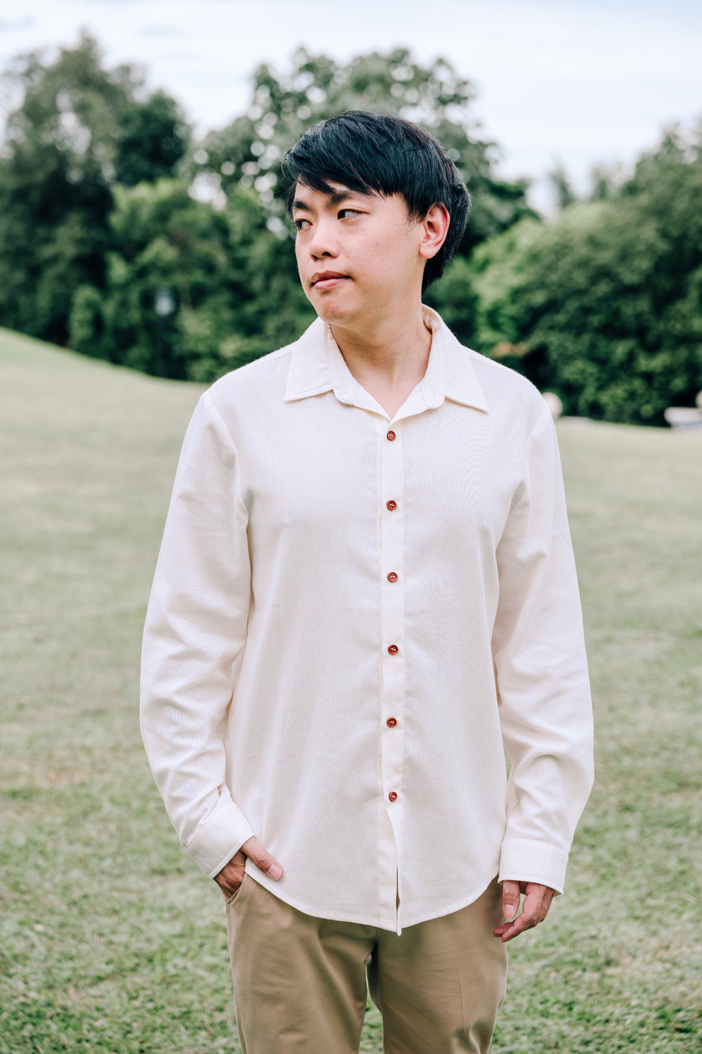 Man wearing SAND Elio Shirt in breathable sand linen blend