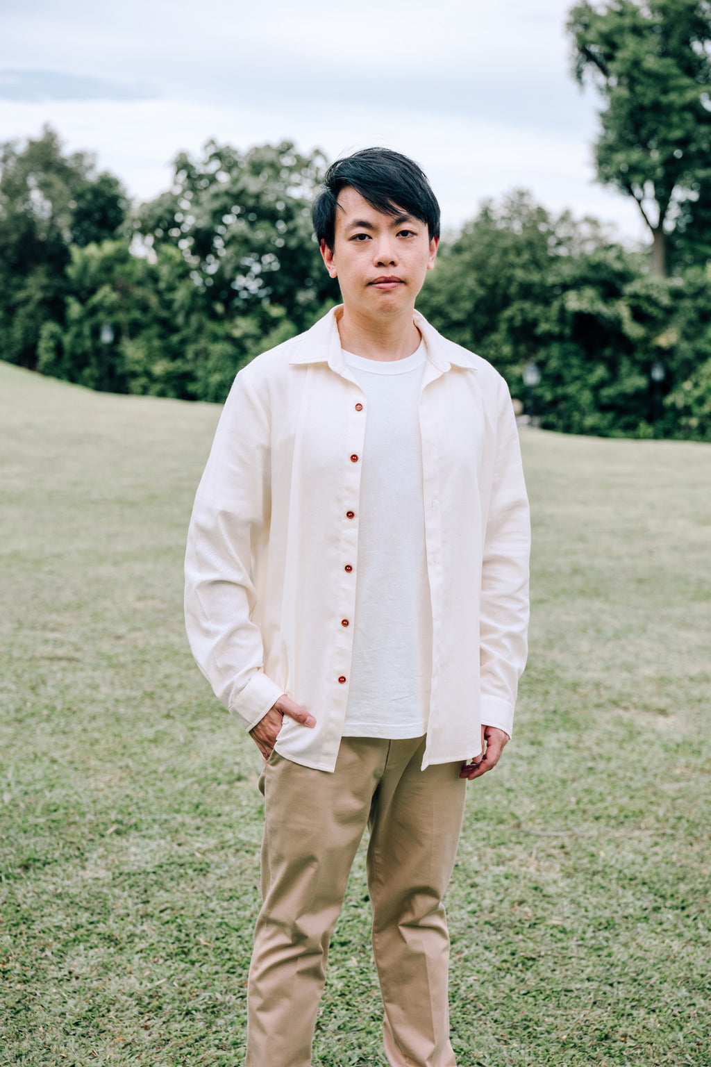 Man wearing SAND Elio Shirt in breathable sand linen blend as an outer wear over white t-shirt